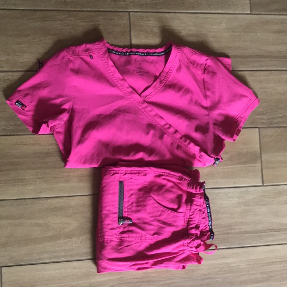 Koi lite Pink Scrub Top Bottom Size Small